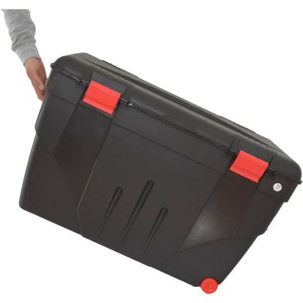 Grande Caisse Plastique de 200 litres utilisée par une personne.