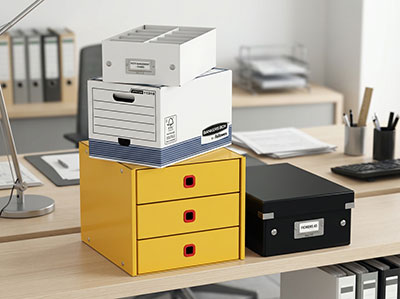 Boîte en carton de rangement dans un bureau avec des dossiers à l'intérieur